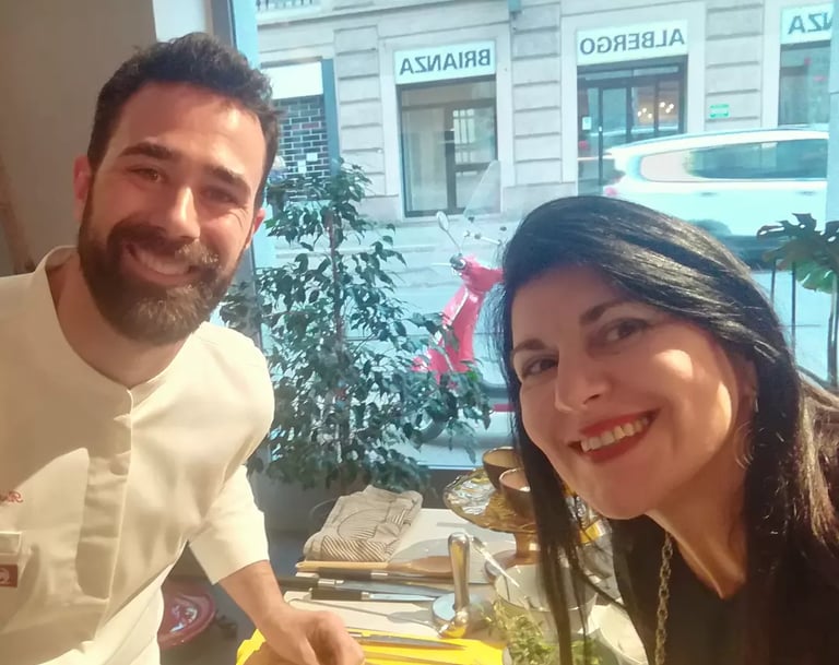 Clara Mennella con lo chef Roberto Valbuzzi in cucina durante una lavorazione gastronomica