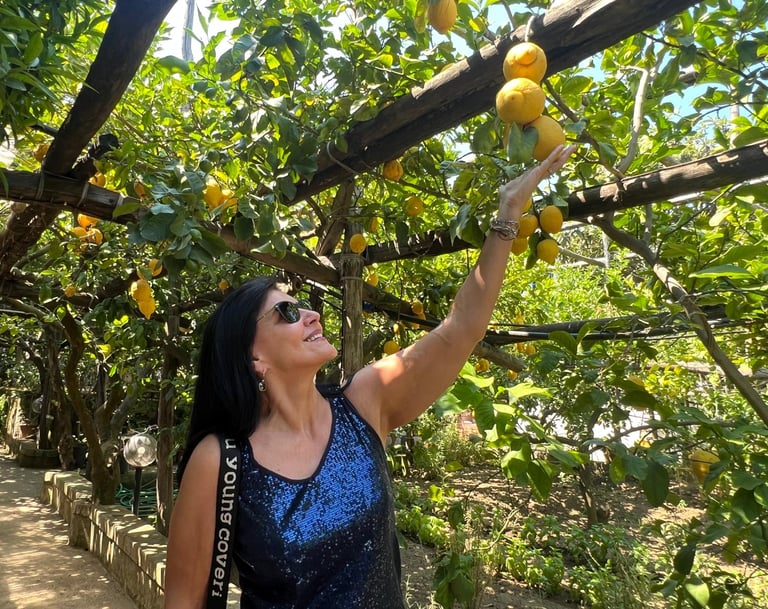 Clara Mennella in una limonaia, alla scoperta dei sapori e dei territori italiani