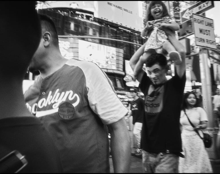 Street dad and girl laughing | rollbak | Photographe mariage Hauts de France