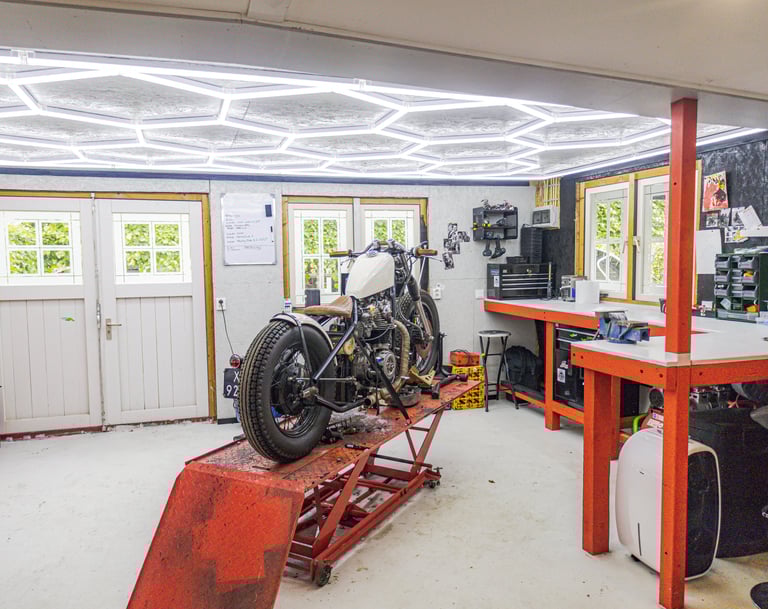 Op dreef motoren te zonnemaire, zeeland, de werkplek van Sjoerd, de eigenaar van de motorgarage