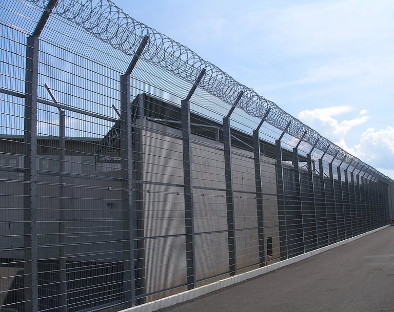 clôture de prison avec bavolet et concertina