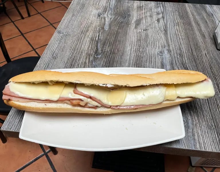 bocadillo de beicon y queso fundido