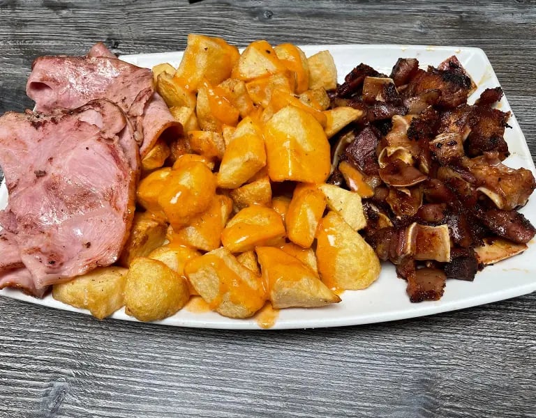 plato combo de lacón con patatas y oreja de cerdo a la plancha