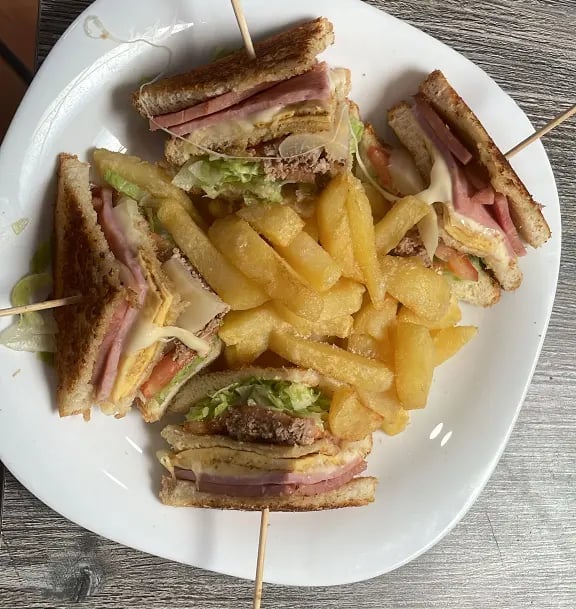 Sándwich de lechuga, tomate, jamón york, queso, espárragos, beicon y tortilla francesa
