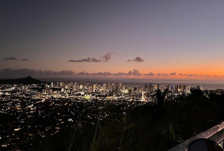 Honolulu Tantalus Lookout bei Nacht