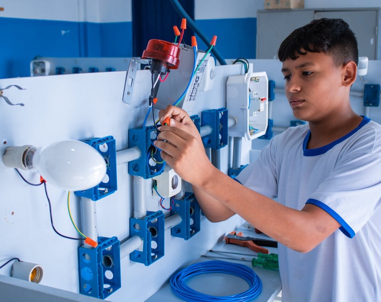 Aluno fazendo instalação elétrica na oficina de Auxiliar de eletricista do S.I.M. Pompéia