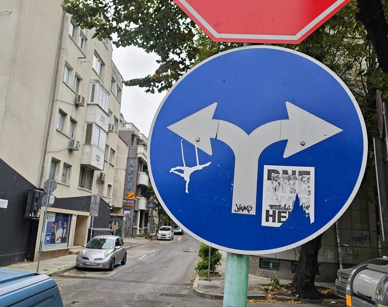 Street art sur panneau de signalisation représentant une femme faisant du trapèze à Varna