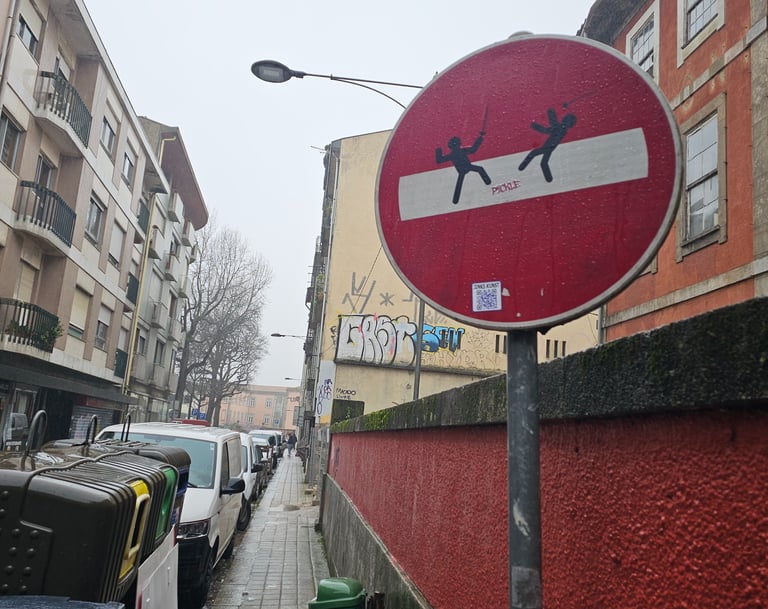 Détournement de panneaux de signalisation représentant deux escimeur aux J.O. sur un sens interdit.