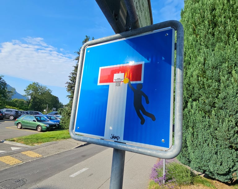 Détournement de panneaux de signalisation représentant un basketteur sur un panneau sans issue.