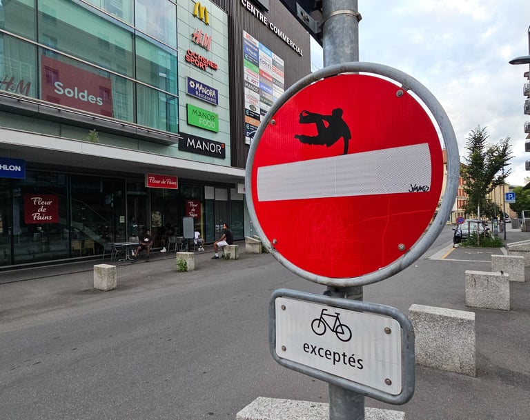 Détournement de panneaux de signalisation représentant un homme faisant du parkour sur un sens inter