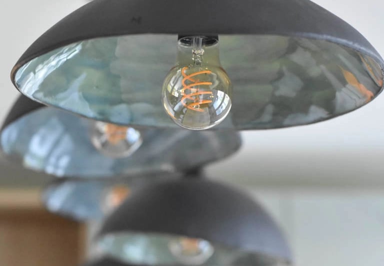 handgemaakte keramieken lampen van zwarte klei