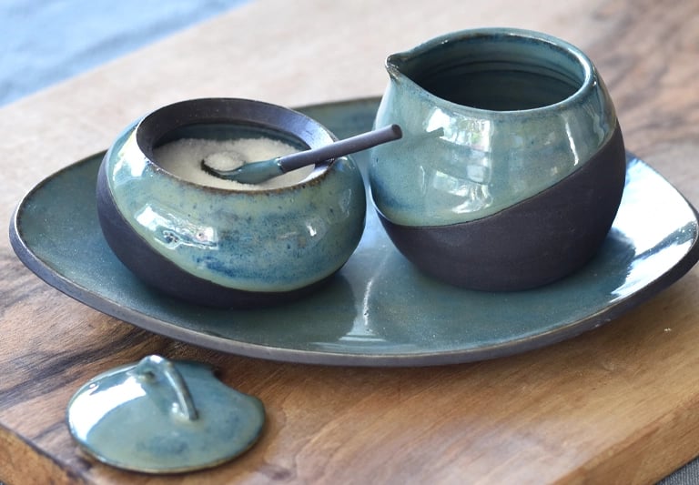 Suiker en melk setje op schoteltje handgemaakt van zwarte steengoed keramiek met blauwgroene glazuur
