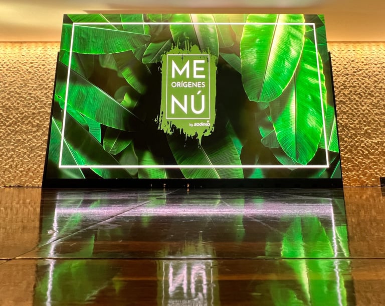 Pantalla LED para eventos corporativos con contenido visual profesional y escenografía audiovisual d