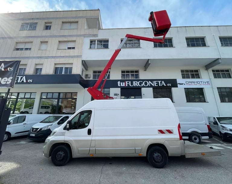 Furgoneta con cesta elevadora