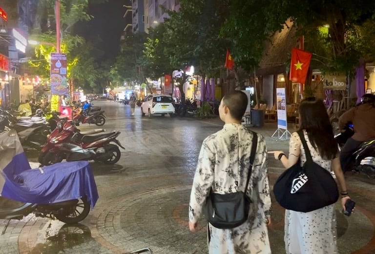 Evening street scene in An Thuong, Da Nang, near My Khe Beach