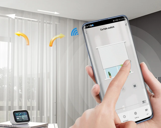 Persona controlando las persianas de su casa mediante su smartphone