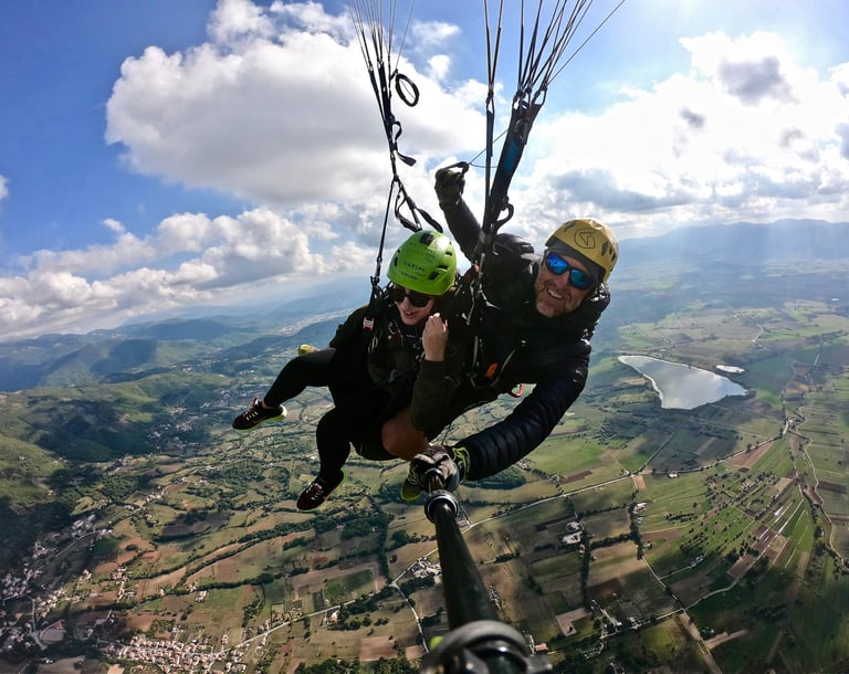 Volo in parapendio biposto sopra la Valle Reatina, esperienza outdoor vicino a Rieti con panorama naturale dall’alto