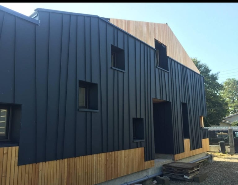 👉 Bardage façade moderne noir avec finition bois