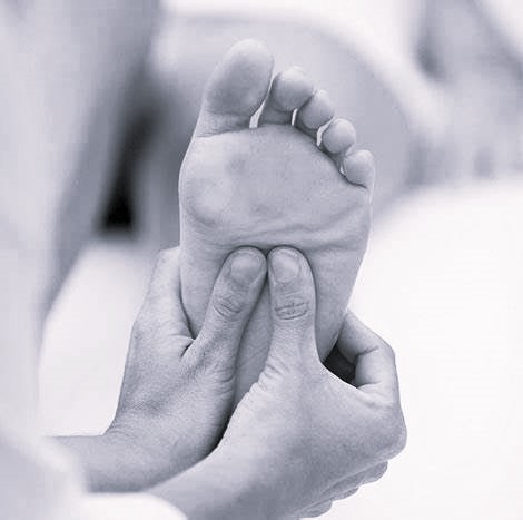 massage d'un pied. Réflexologie plantaire