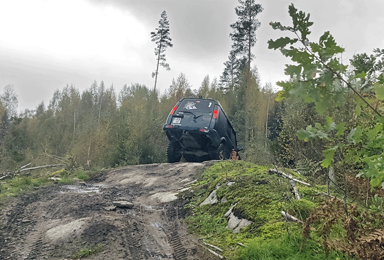 Auto ajaa jyrkänteeltä alas