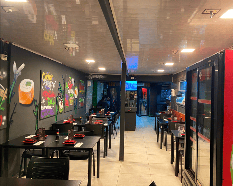 Estado original restaurante Haki Sushi Santiago antes de remodelación Atípico.