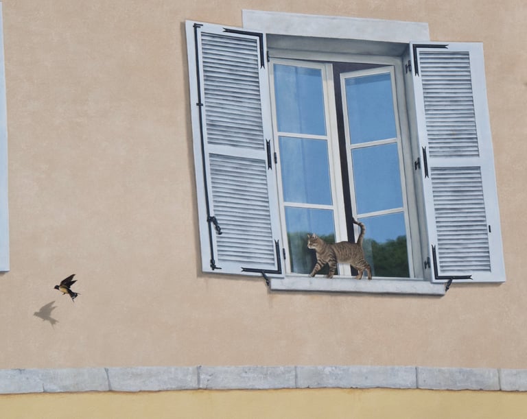 Détails d'une fenêtre en trompe-l'oeil sur une façade à Moirans-en-Montagne, Jura.