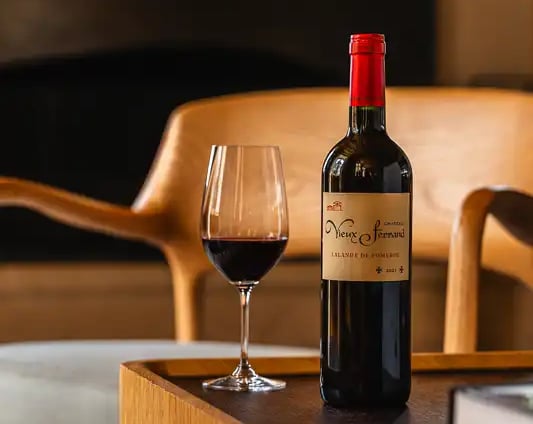 Une bouteille de vin rouge et un verre