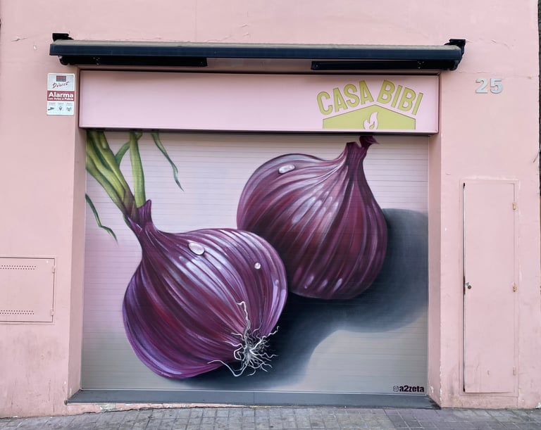 Intervención artística sobre persiana metálica pintada con spray. Diseño figurativo contemporáneo co