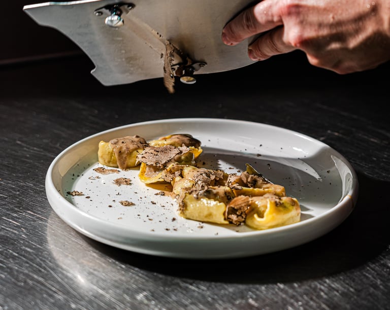 shooting food, piatto di tortelloni con scaglie di tartufo