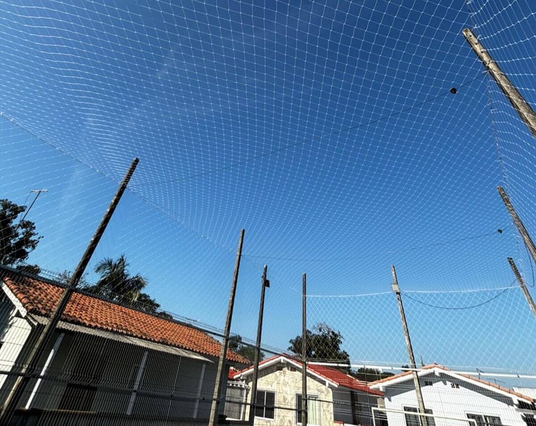 Rede de proteção superior sobre quadra