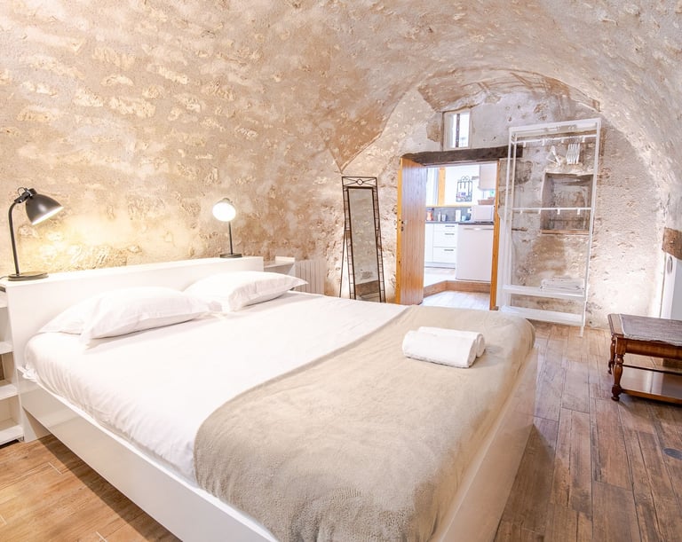 La chambre principale, profitez de la douceur de la roche pour des nuits reposantes