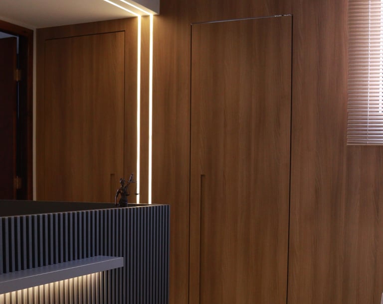 Detalhe da recepção do escritório, em madeira