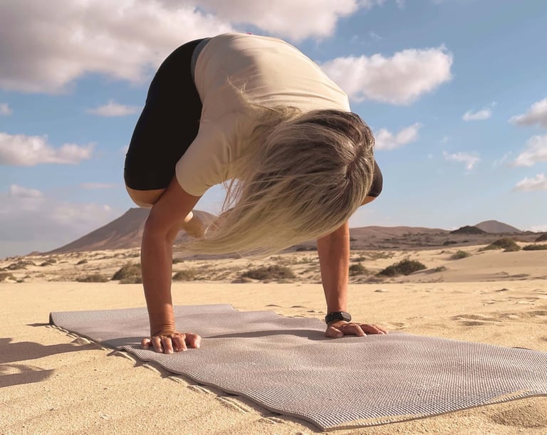 Valeria Angeletti, wellness coach di Metabolika, mentre pratica esercizi di yoga sul tappetino