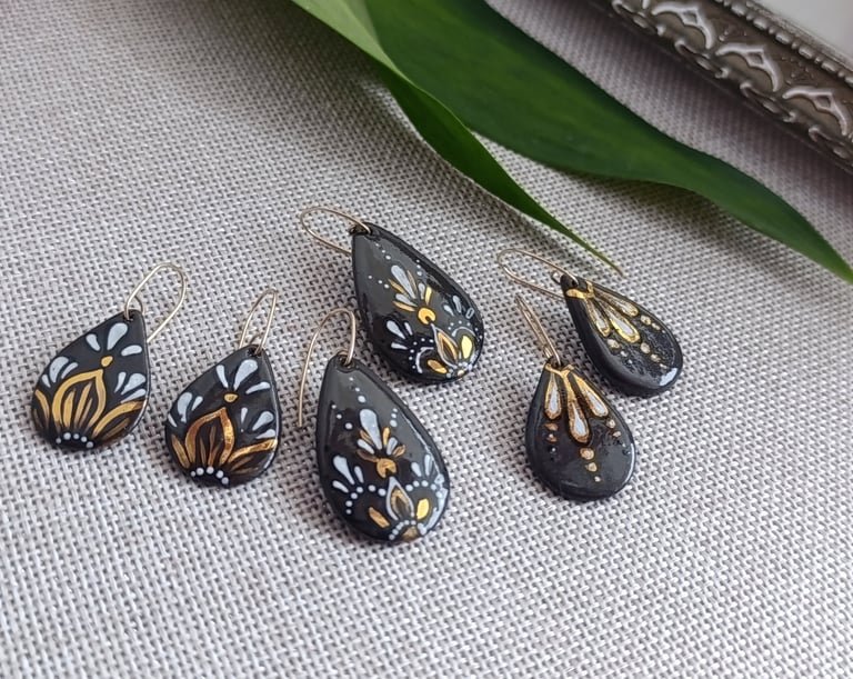 Black porcelain jewelry with 24 carat gold decoration.