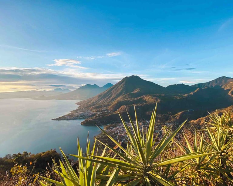 Point de vue panoramique sur le lac Atitlán et ses volcans, Guatemala.