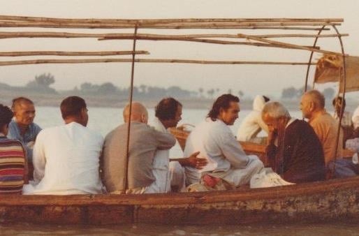 Babaji si avvia al bagno nel Gange