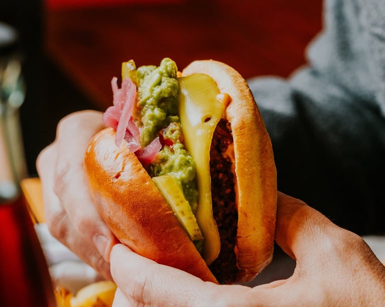 Hamburguesa con carne 100% ternera, guacamole, cebolla encurtida y queso en Santa Lola