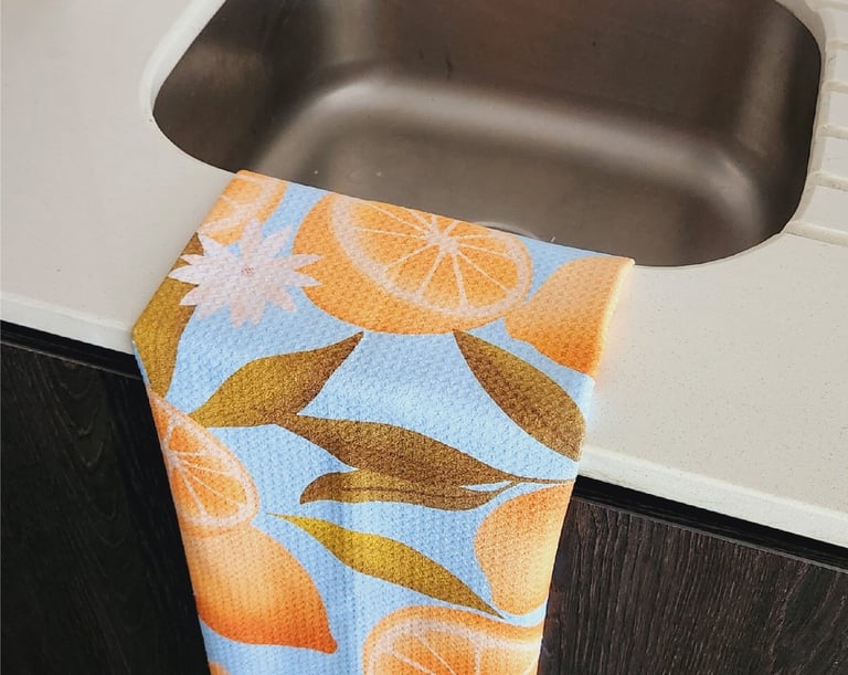 Paño de cocina ilustrado y estampado con limones amarillos y fondo azul