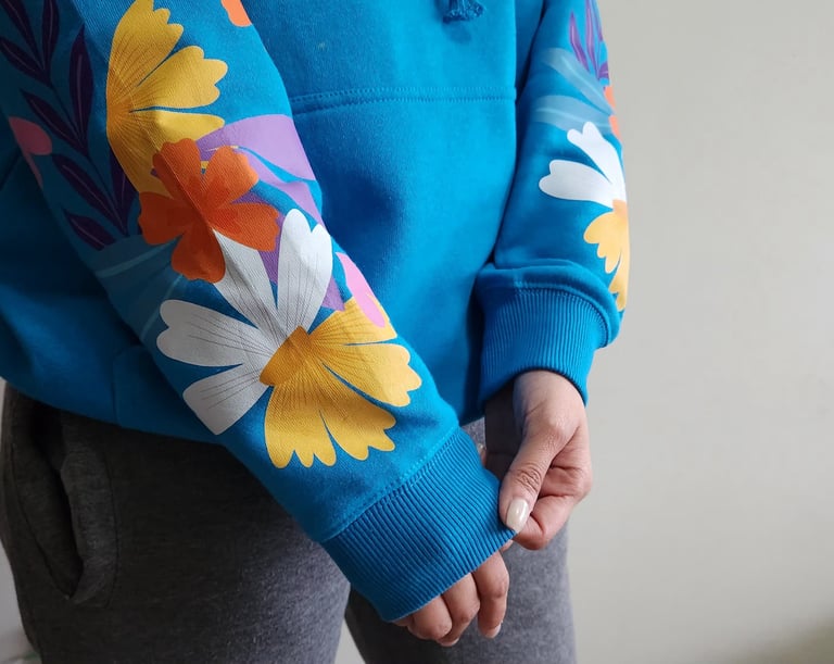 polerón azul estampado con flores