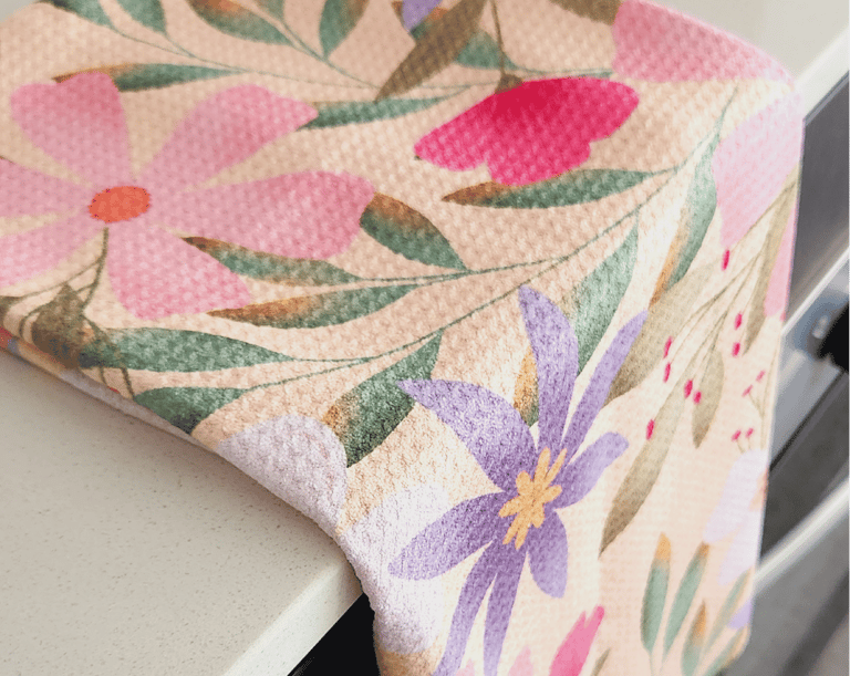 Paño de cocina ilustrado y estampado con flores estilo botánico