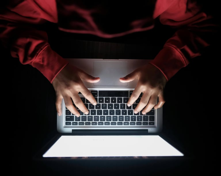a luz da tela do note ilumina as mãos que estão digitando