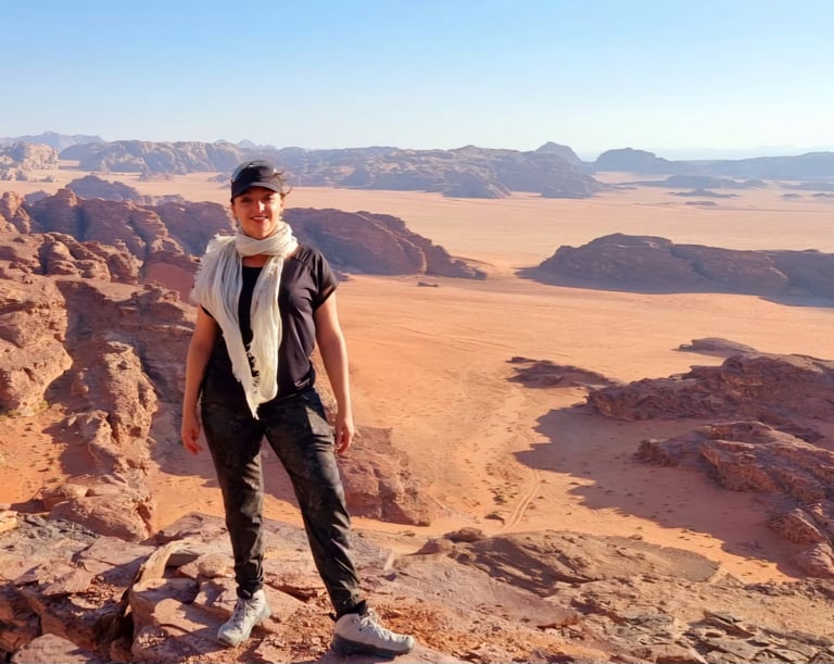 Marie, votre travel planner, dans le désert du Wadi Rum en Jordanie