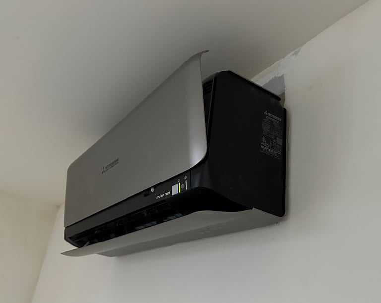 Zilverkleurige Mitsubishi wandairco met inverte technologie geïnstalleerd in woning in Hoogvliet