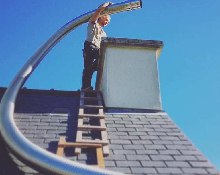 Tubage de cheminée avec gaine inox dans un boisseau par un professionnel dans le Morbihan