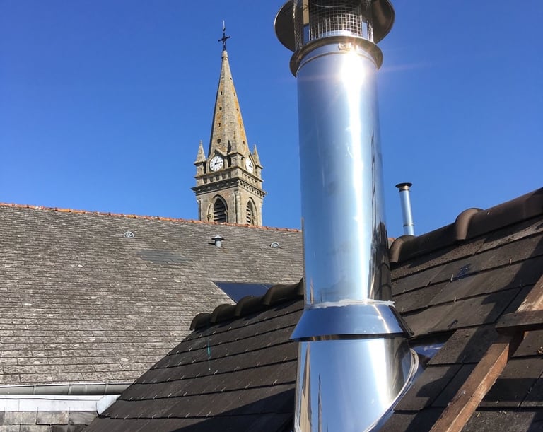 Pose d’un conduit de fumée isolé en sortie de toit par un professionnel dans le Morbihan. poujoulat,