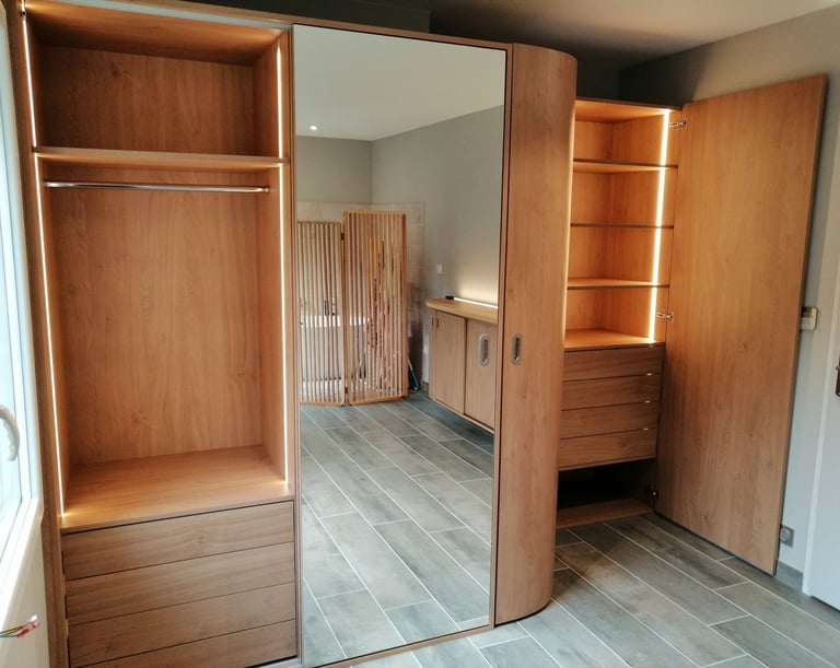 dressing avec portes coulissantes, miroir, tiroirs à l'anglaise et leds intégrés.