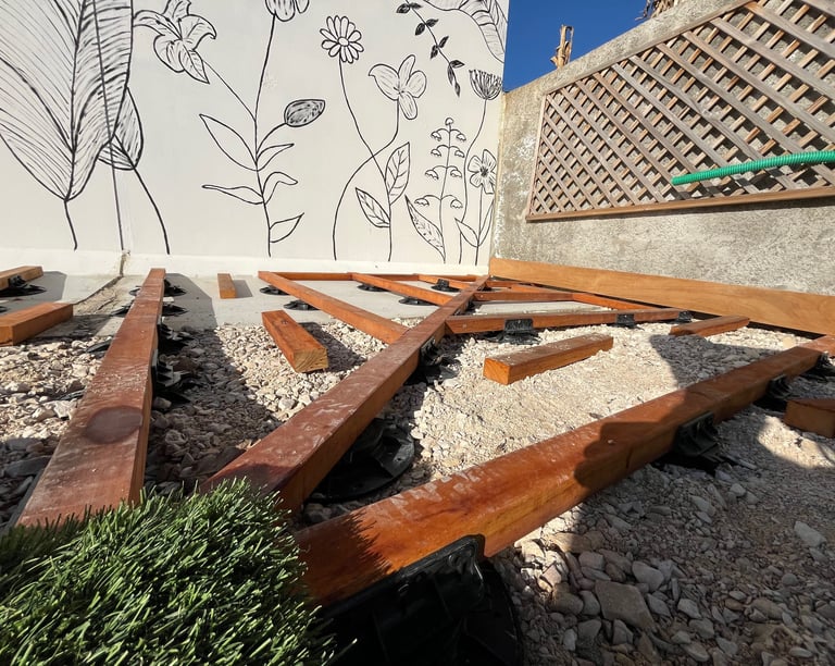 Terrasse bois exotique - lambourdes - a fleur de piscine