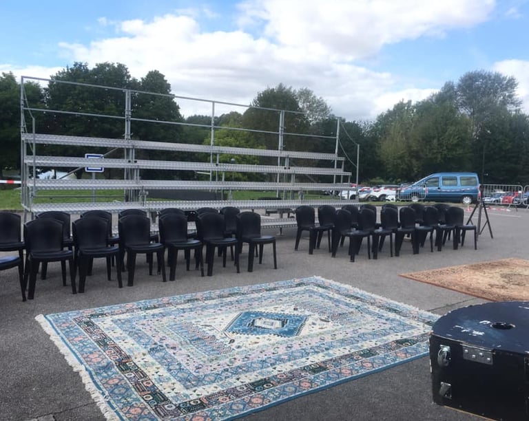 Scène et gradin mobile installés pour du théâtre en ruralité. Théâtre rural