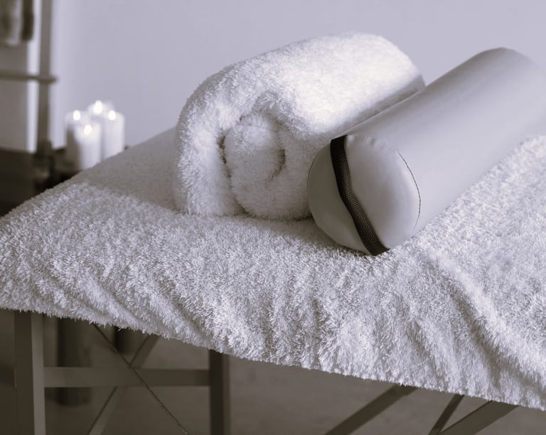 Une table de massage avec des coussins.