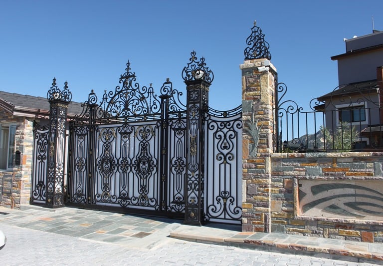 Portail de garage en fer forgé en noir et or